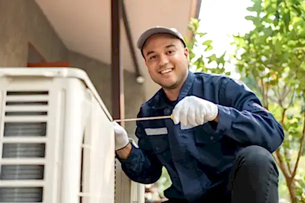 Gaz seviyesi ölçümü yapan servis uzmanı